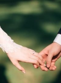 Noivos de mãos dadas em casamento