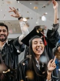 Pessoas comemorando a formatura da faculdade