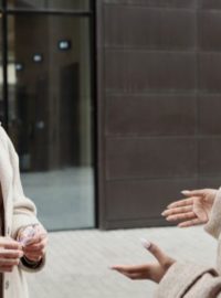 Mulheres conversando na rua