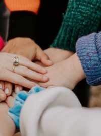 Pessoas juntas de mãos dadas