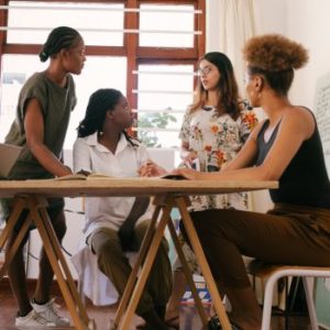 Mulheres sentadas na mesa