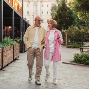 Casal de idosos caminhando pela rua