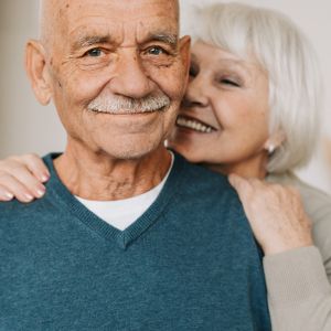 Casal de idosos abraçados